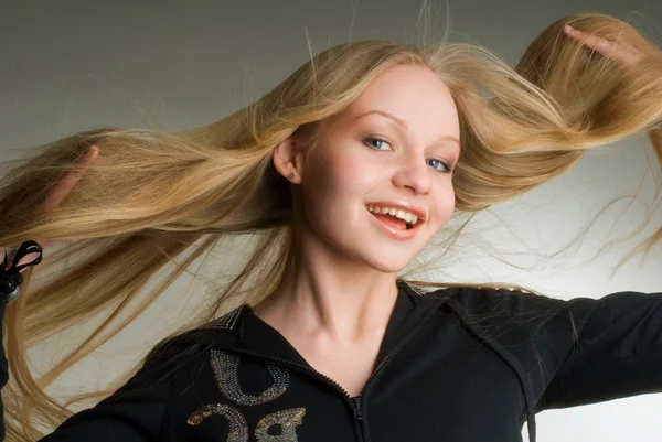 Junge attraktive blonde Mädchen — Stockfoto