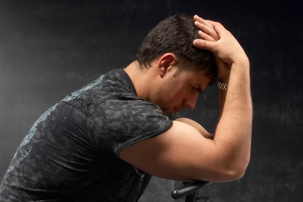 Спортивный сексуальный мужчина демонстрирует свои мускулы — стоковое фото
