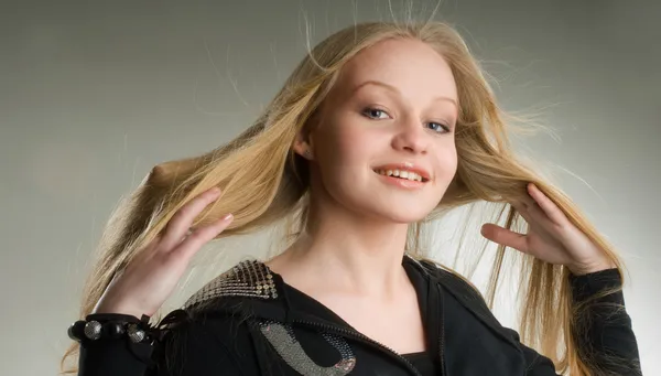 Ung attraktiv blond flicka — Stockfoto