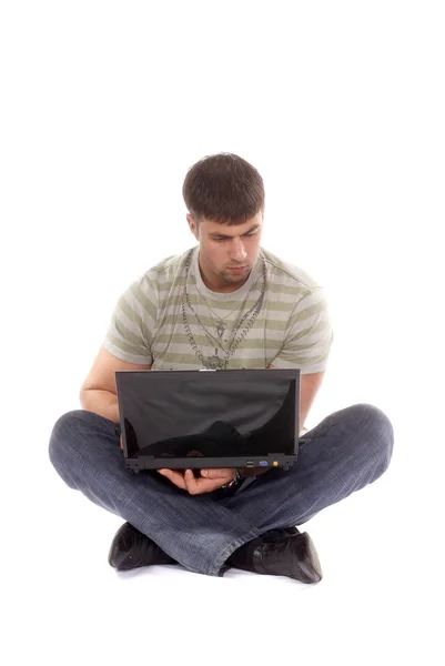 Ung man arbetar med laptop — Stockfoto