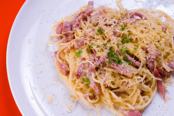 Nylagad tallrik spaghetti med h — Stockfoto