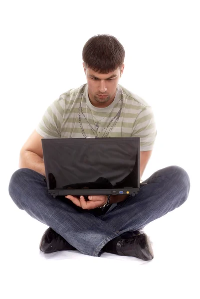 工作用的笔记本电脑的年轻人 — 图库照片