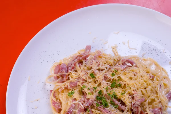 Frisch gekochter Teller Spaghetti mit h — Stockfoto