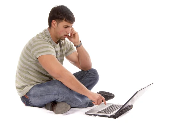 Młody mężczyzna pracujący z laptopa — Zdjęcie stockowe