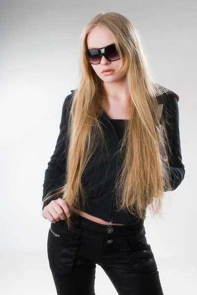 Jeune fille blonde en lunettes de soleil — Photo