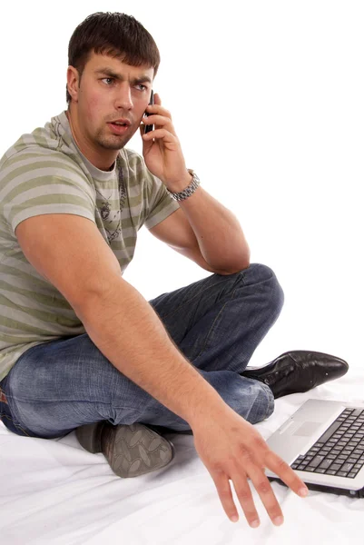 若い男がノート パソコンでの作業 — ストック写真