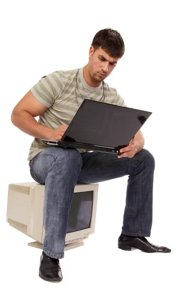 Молодой успешный парень работает с ноутбуком — стоковое фото