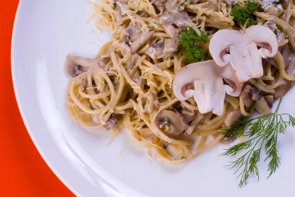 Свежеприготовленная тарелка спагетти — стоковое фото