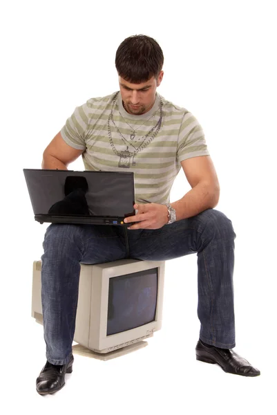 Ung framgångsrik kille arbetar med laptop — Stockfoto
