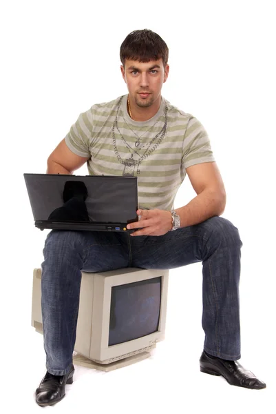 Joven chico exitoso que trabaja con el ordenador portátil — Foto de Stock