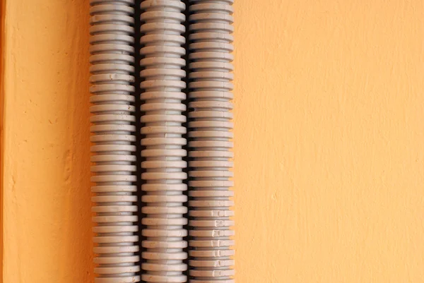 Drievoudige grijs socket kabel op crème muur — Stockfoto
