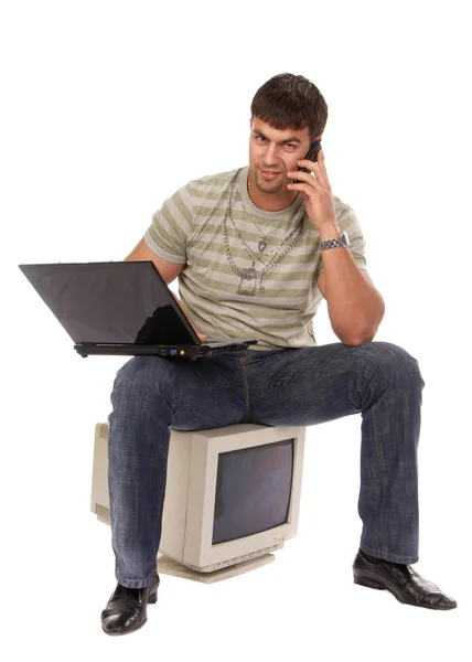 Молодой успешный парень работает с ноутбуком — стоковое фото