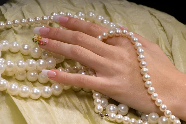 Ręka w perła — Zdjęcie stockowe