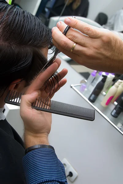Mestre de cabelo masculino — Fotografia de Stock