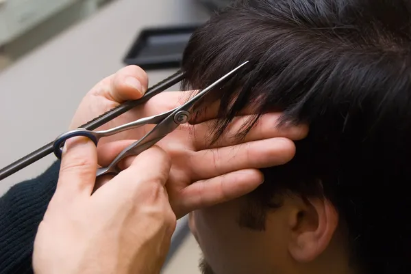 Mestre de cabelo masculino — Fotografia de Stock