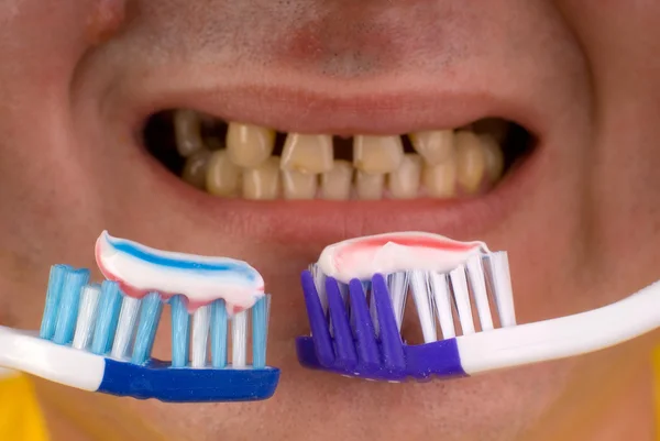 Persona cepillando dientes Imagen De Stock