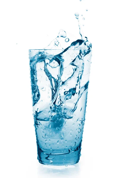 Vattenstänk i ett glas. glas är isolat — Stockfoto