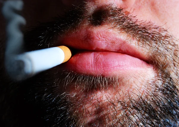 Primer plano de un fumador sin afeitar — Foto de Stock