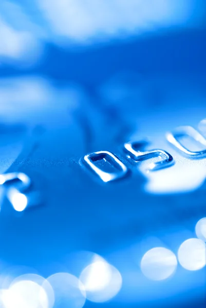 Primer plano de una tarjeta de crédito azul. Superficie — Foto de Stock