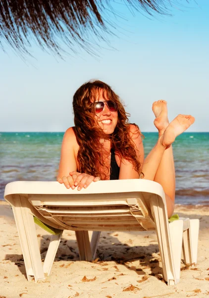 Joven hermosa mujer sonriente en un tropi — Foto de Stock