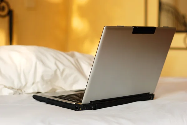 침대에서 노트북을 열으십시오 — 스톡 사진