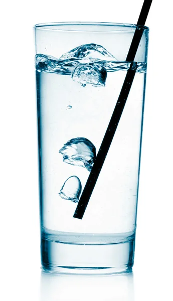Выдувая пузырьки в стакан воды — стоковое фото