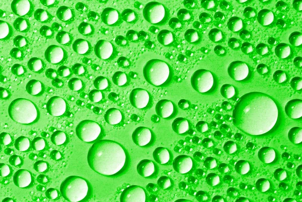 Groene waterdruppels — Stockfoto