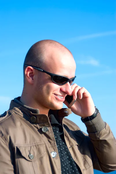 Homem falando em um celular — Fotografia de Stock