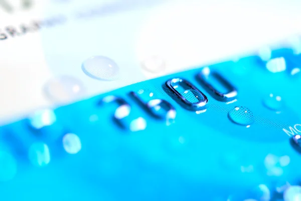 Gotas de agua en una tarjeta de crédito — Foto de Stock
