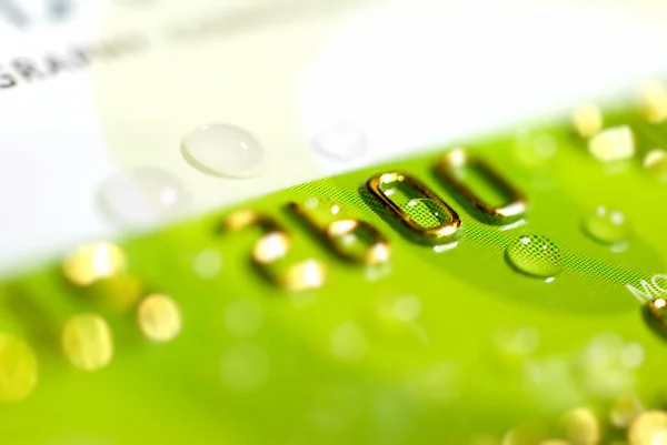 Gotas de agua en una tarjeta de crédito — Foto de Stock