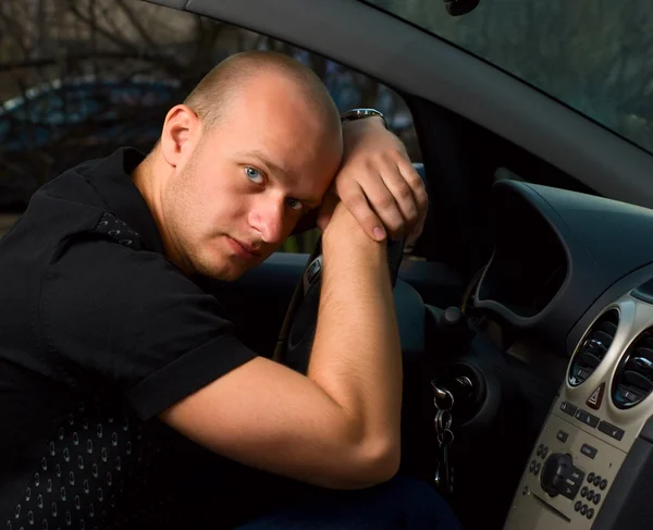 Unga förare i sin bil — Stockfoto