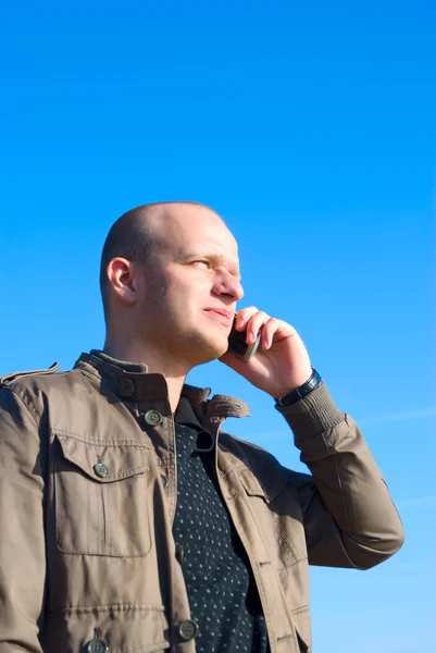 Мужчина говорит по мобильному телефону — стоковое фото
