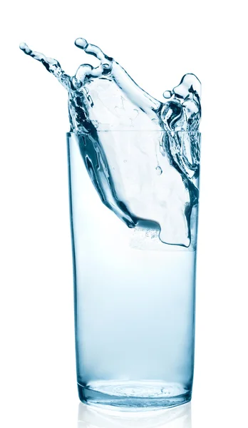 Spruzzi d'acqua in un bicchiere — Foto Stock