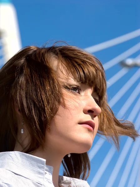 Junge Frau auf einer Brücke — Stockfoto