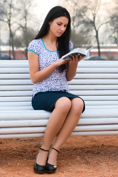 Молода жінка читання — стокове фото