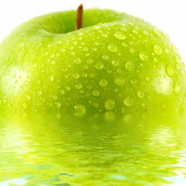 Apfel im Wasser — Stockfoto