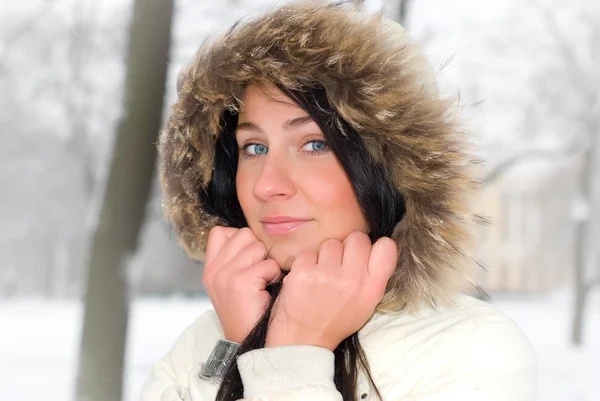 若い冬の女性 — ストック写真