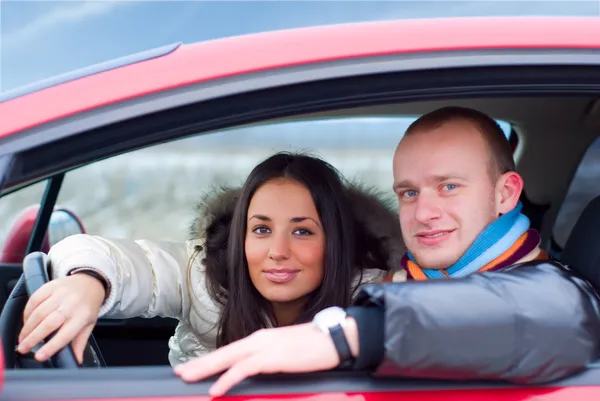 Casal feliz em seu carro — Fotografia de Stock