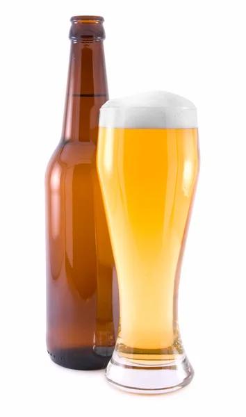 Uma garrafa e um copo de cerveja — Fotografia de Stock