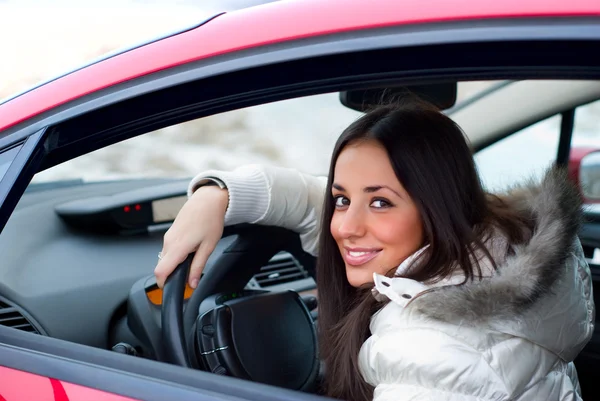 Młoda kobieta w samochodzie — Zdjęcie stockowe