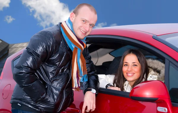 Casal em um carro — Fotografia de Stock