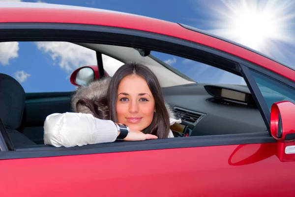 Mladá žena v autě — Stock fotografie