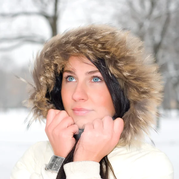 Молодая зимняя женщина — стоковое фото