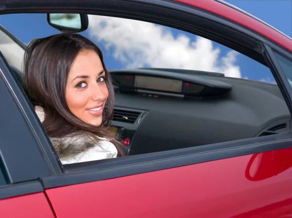 Jonge vrouw in een auto — Stockfoto