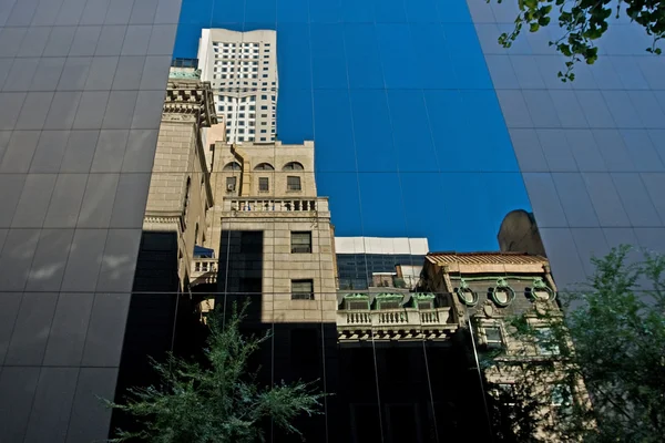 Reflexión rascacielos — Foto de Stock