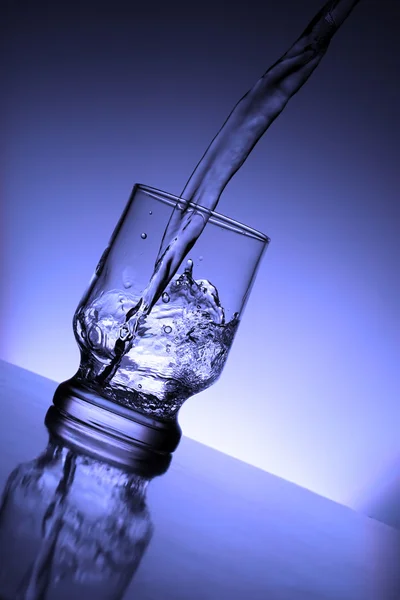 Вода тече у склянку — стокове фото
