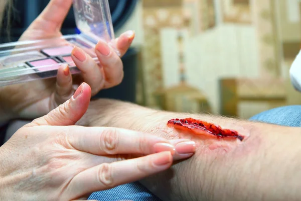 Создание искусственной раны — стоковое фото