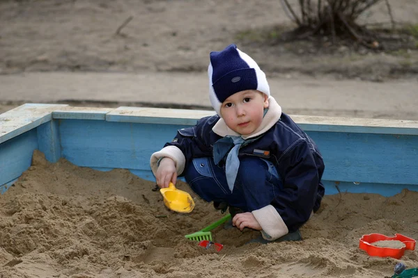 El niño, jugando a una caja de arena — Foto de Stock