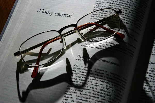 眼鏡および本 — ストック写真