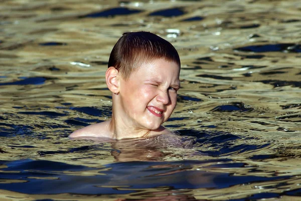 Chłopiec w wodzie — Zdjęcie stockowe